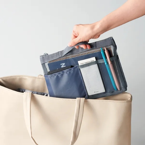 軽くて持ち運びやすい