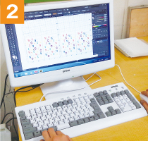 パソコン上でデータの面付け作業（配置組み立て）を行います